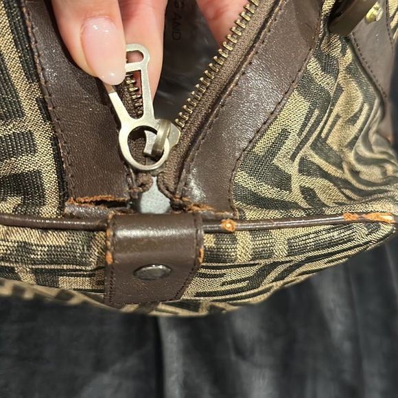 🛍️BLACK FRIDAY DEAL🛍️ Pre-loved AUTHENTIC Small Fendi Duffle bag - Picture 5 of 10